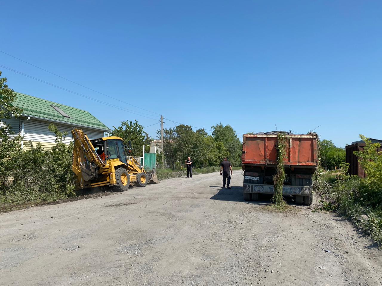 Уборка грунта с обочин для подготовки дорожного полотна для щебенения